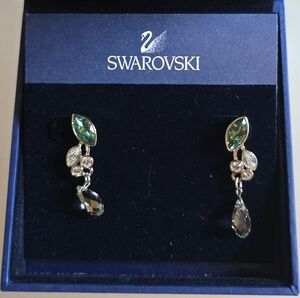 Swarovski Green and Silver Drop Earrings 💎